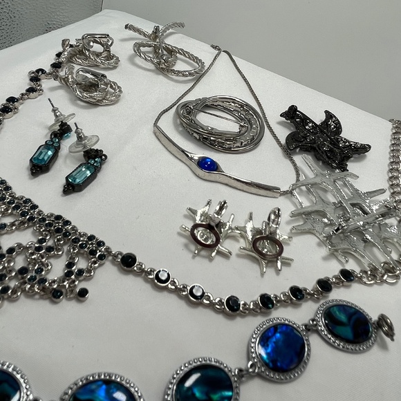 Vintage mixed lot of Silver tone, and Rhinestone Jewelry. 15 pcs. - Picture 7 of 8